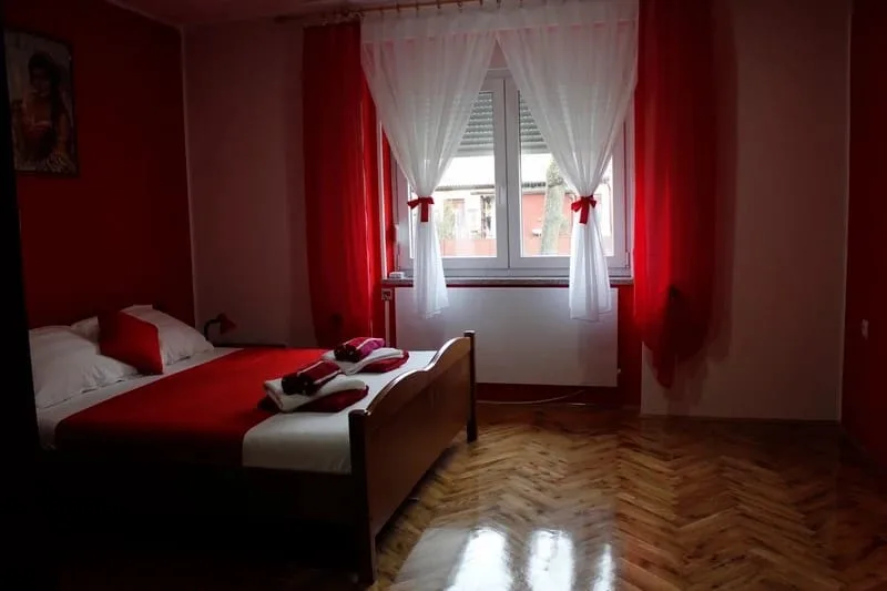 Spavaća soba Apartmana 1 s bračnim krevetom