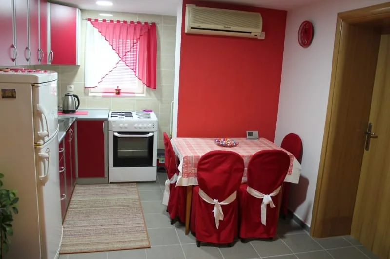 Opremljena kuhinja i blagovaonica Apartmana 1