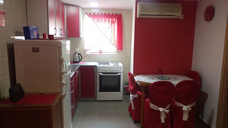 Crveno-bijela opremljena kuhinja Apartmana 1