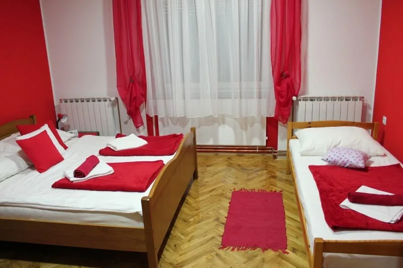Bračni i pojedinačni krevet u Apartmanu 1