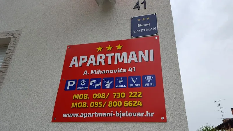 Oznaka Apartmani Matić na ulazu u objekt