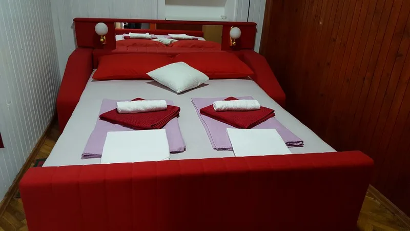 Bračni krevet u Apartmanu 2