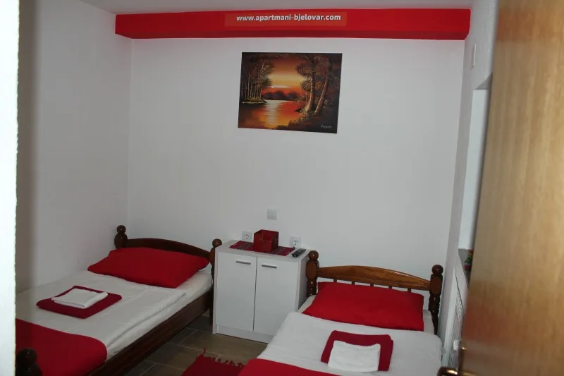 Soba s pojedinačnim krevetima u Apartmanu 2